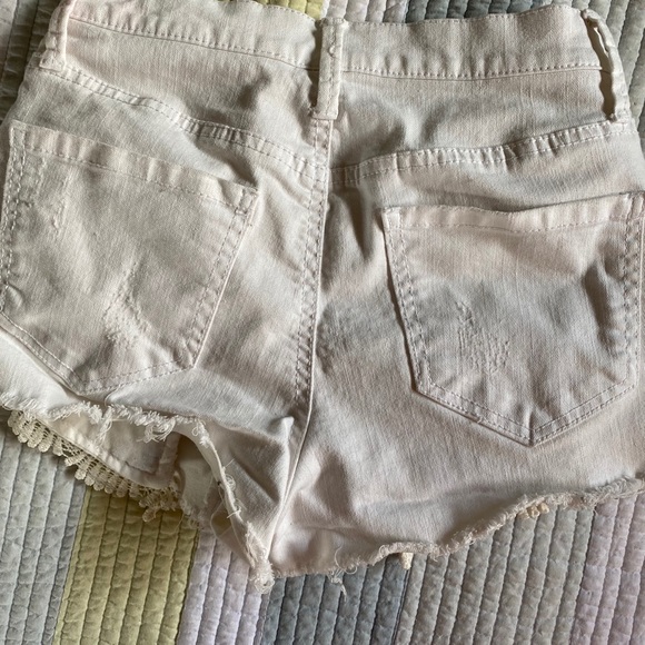 Mudd junior White hi rise shorts size 5 - Picture 2 of 3